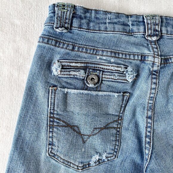 ⭐️⭐️SOLD⭐️⭐️ Bubblegum Brand Denim Capri | Medium Wash Blue | Distressed - Picture 9 of 16